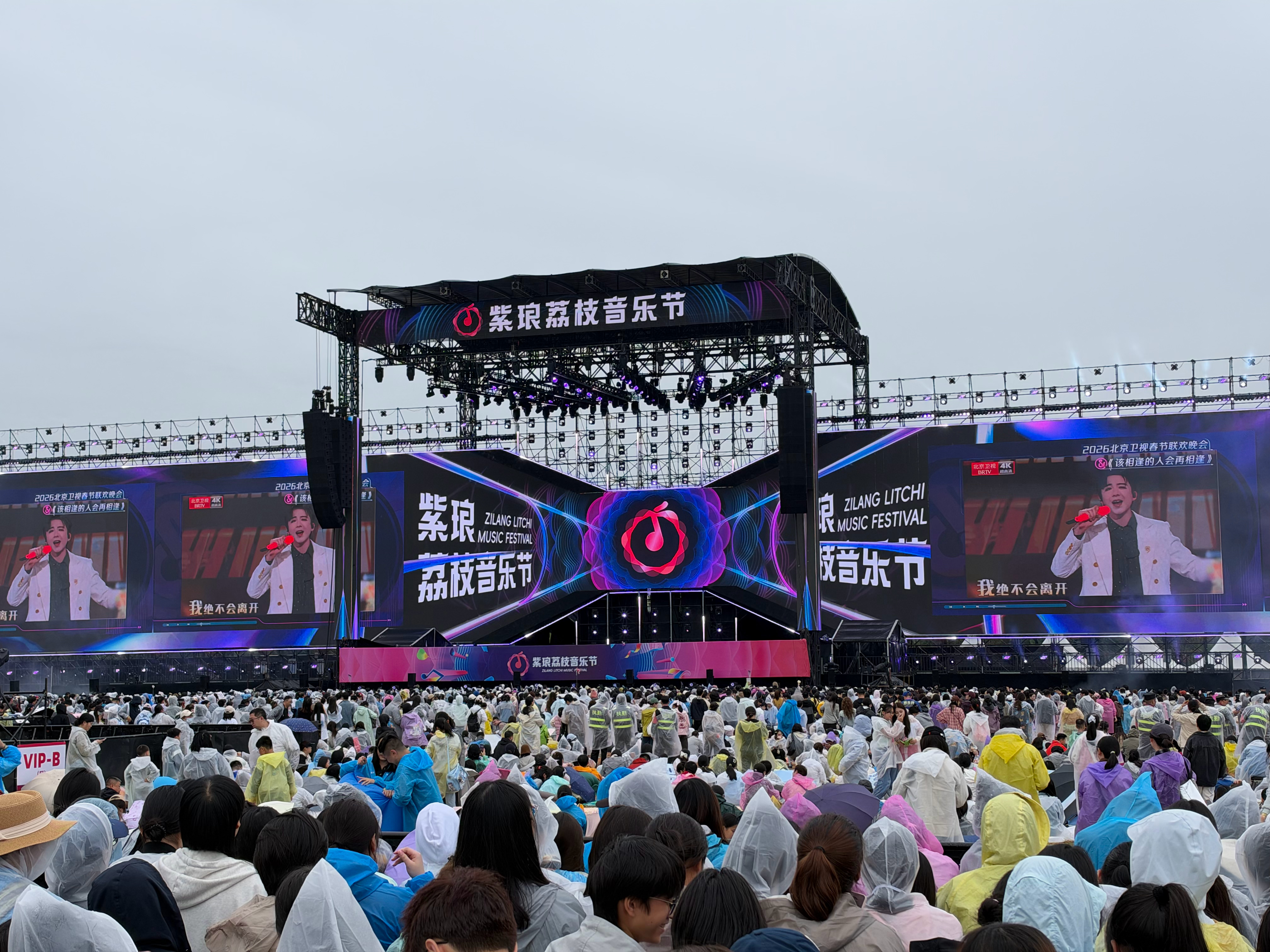 假期超21亿人次跨区域流动今年国庆的旅游和往年还不太一样，大家不是都奔着旅游热门