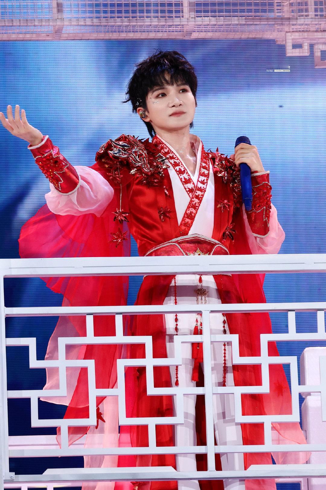 周深现场召唤神龙周深唱来一条龙济南演唱会上演震撼名场面，无人机编队化作神龙呼应《