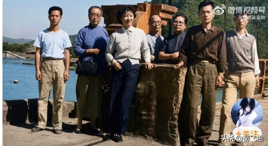 这张1958年在台北碧潭拍下的老照片，越看越让人心里五味杂陈。
 拍照的人，是张