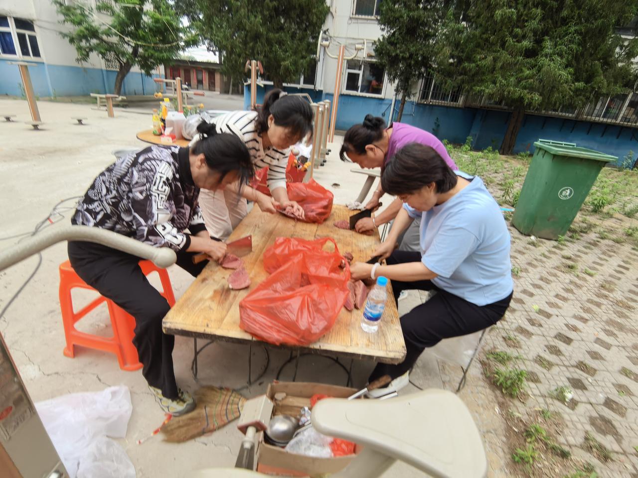凌晨三点半，尿憋醒了，没有了睡意，不服气不行，就是这么没出息。

今天是一个老同