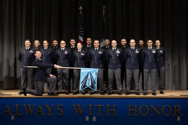 美国太空军官校毕业典礼  新式军常服首曝光

美国《星条旗报》6日报道，美国太空