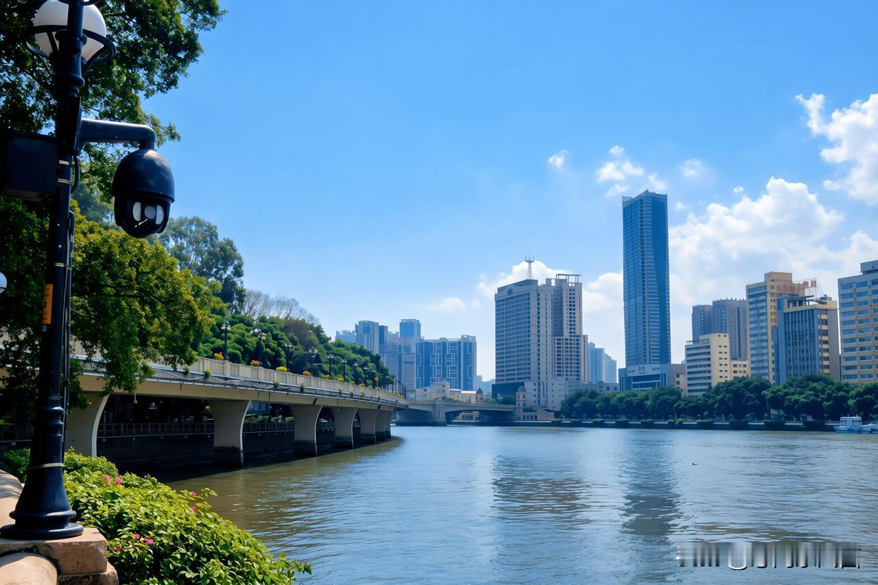 黄沙渡轮｜探访白鹅潭大湾区艺术中心
白鹅潭艺术展 结束沙面公园的拍摄，于黄沙码头