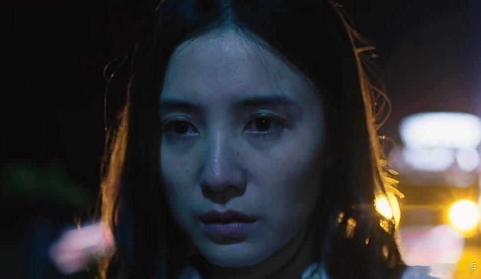 宋佳抽烟镜头女王级别宋佳这抽烟镜头，绝啦！轻轻叼起烟，烟雾缭绕间，那气场直接拉满