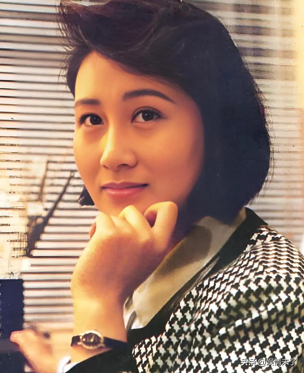 从“国民媳妇”蜕变到“国民妈妈”，长春姑娘张凯丽62岁活得飒爽通透。
1990年