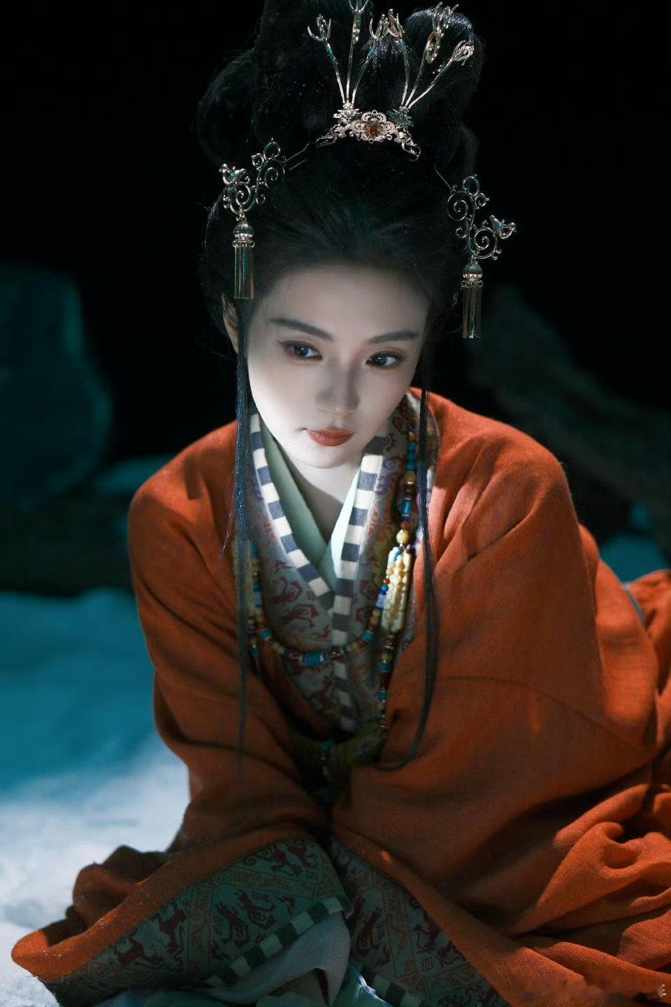 好久没在内娱见过这种类型了 一穿古装氛围感就对了，自带古意超吸睛，太惊艳了 