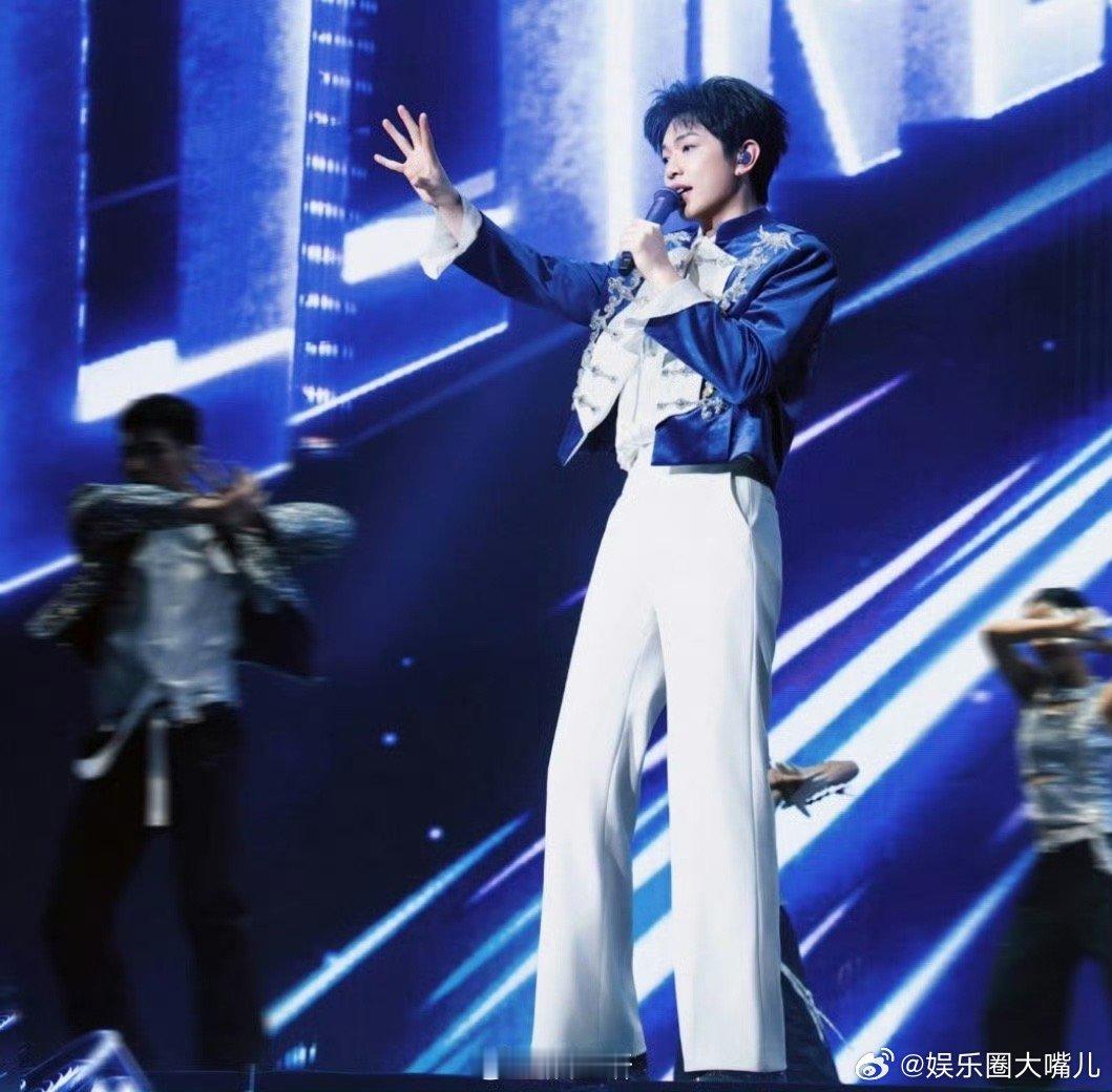 颜人中演唱会健身房来的 别的偶像开演唱会，颜人中开的是“音乐健身嘉年华”。跳绳时