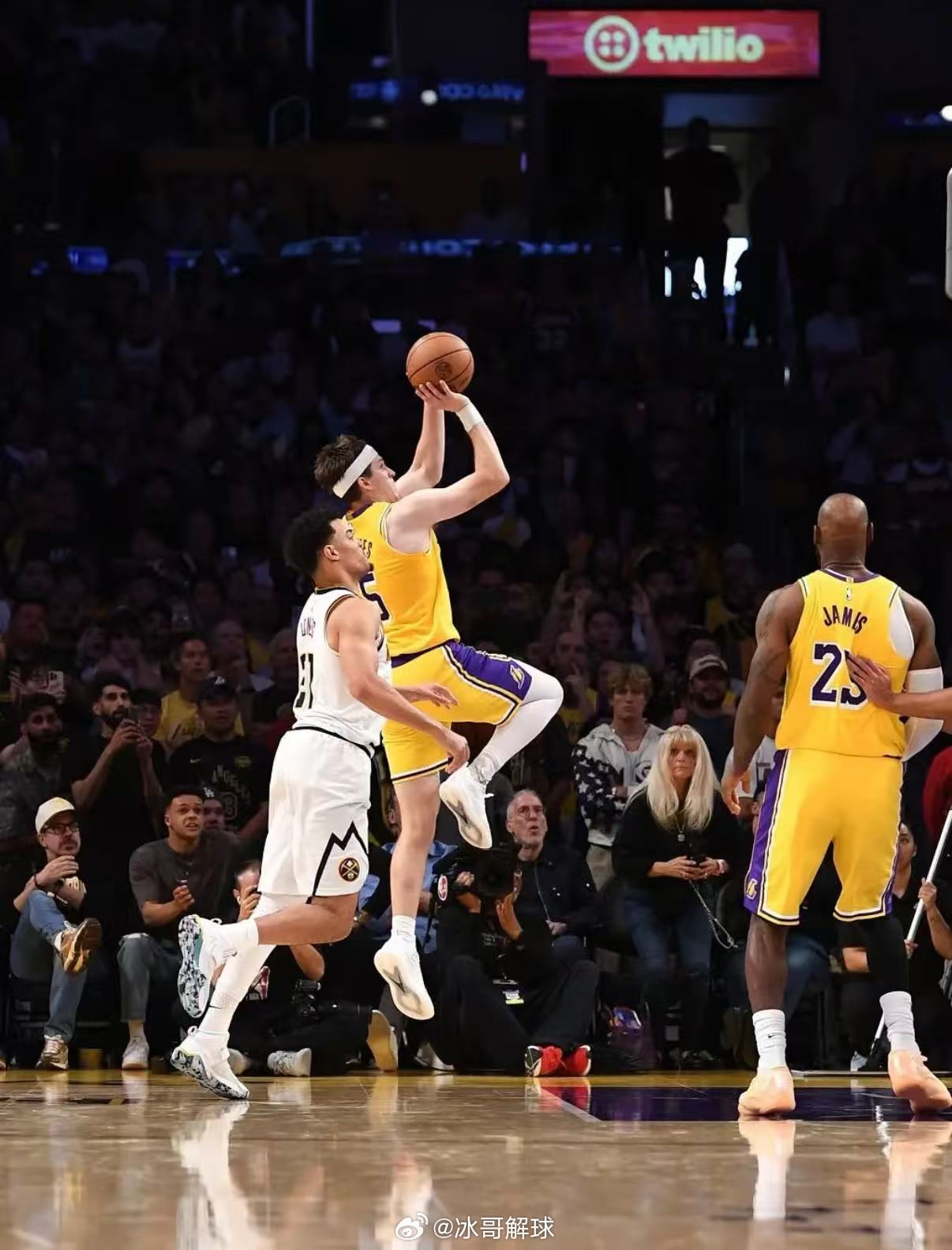 湖人战胜掘金湖人历经加时苦战，以127-125险胜掘金，西部强强对话悬念拉满。里
