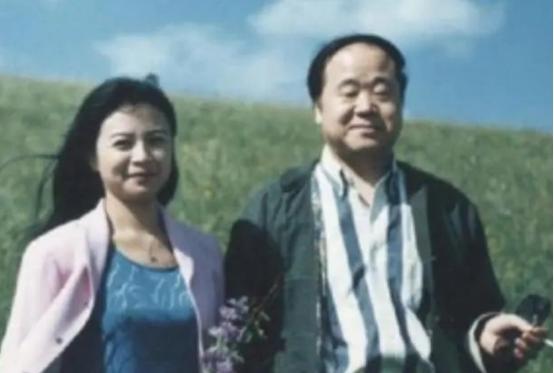 1970年，年轻时的莫言跟邻村一个姑娘表白，姑娘不屑的说：“癞蛤蟆想吃天鹅肉！”