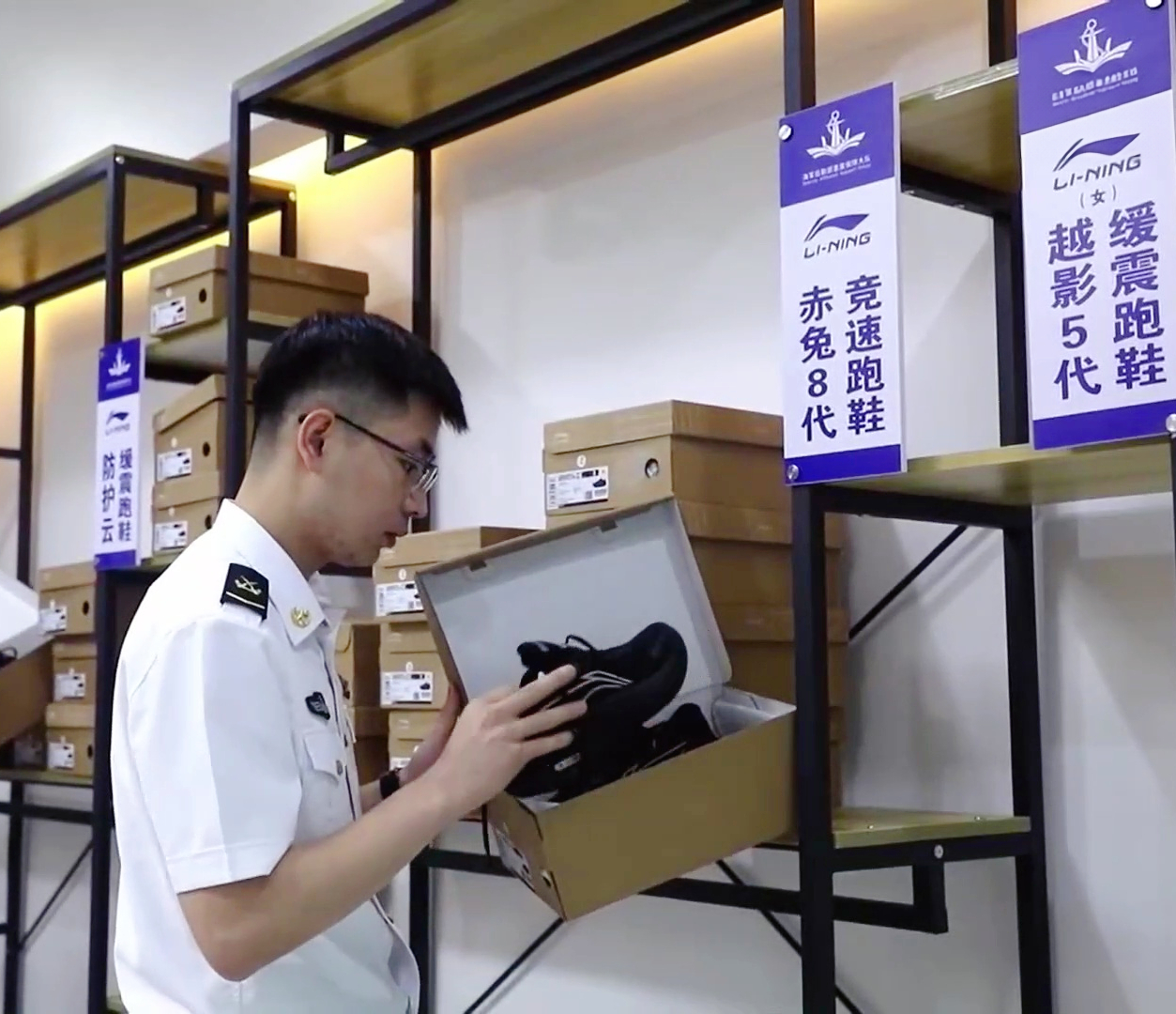 【李宁、匹克等品牌运动鞋，战友申领到了！】近日，我军首次分批组织体能训练鞋市场选