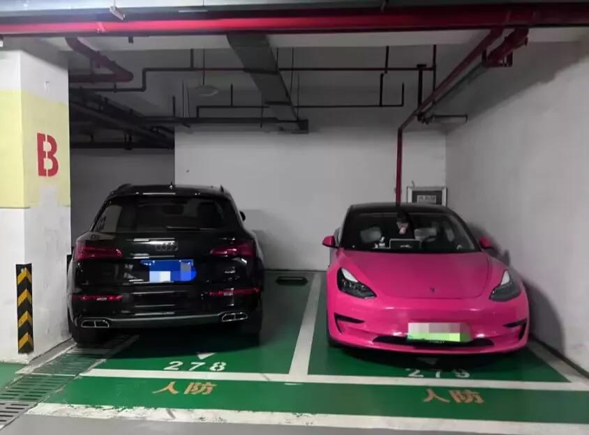 中国好邻居出现了！！
因为我俩停车位的坑比较挤，之前板板正正停连下车都困难，邻居