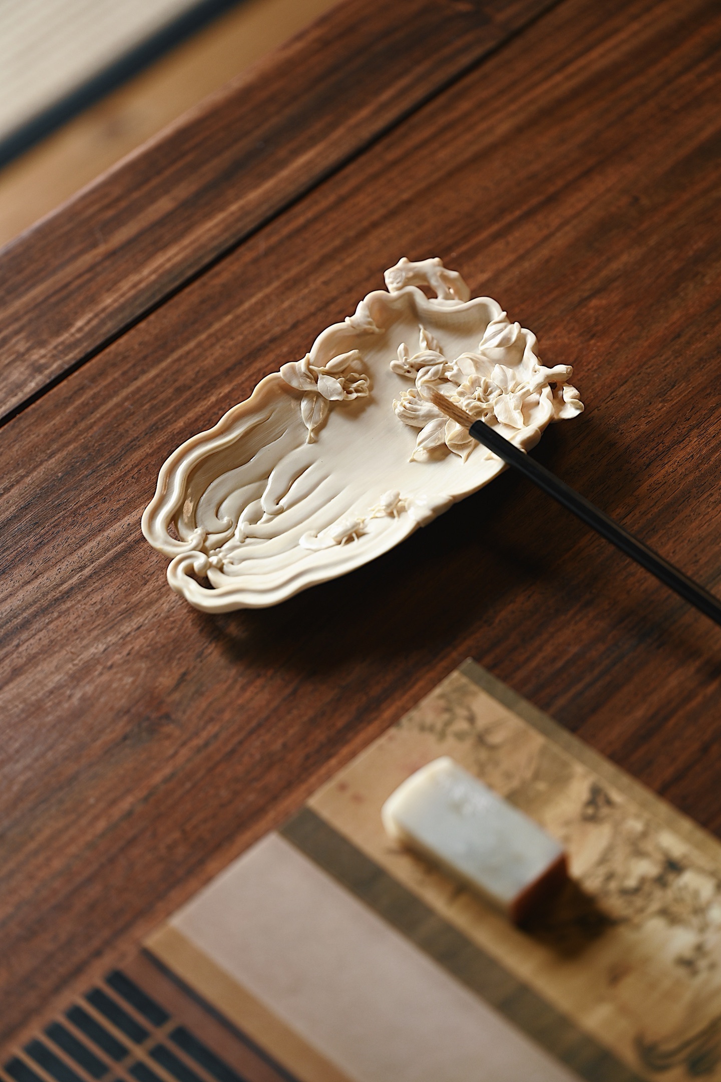 猛犸 | 佛手 小食盘质地温润细腻，背面局部有褐皮俏色巧雕，佛手造型丰润鲜活，线