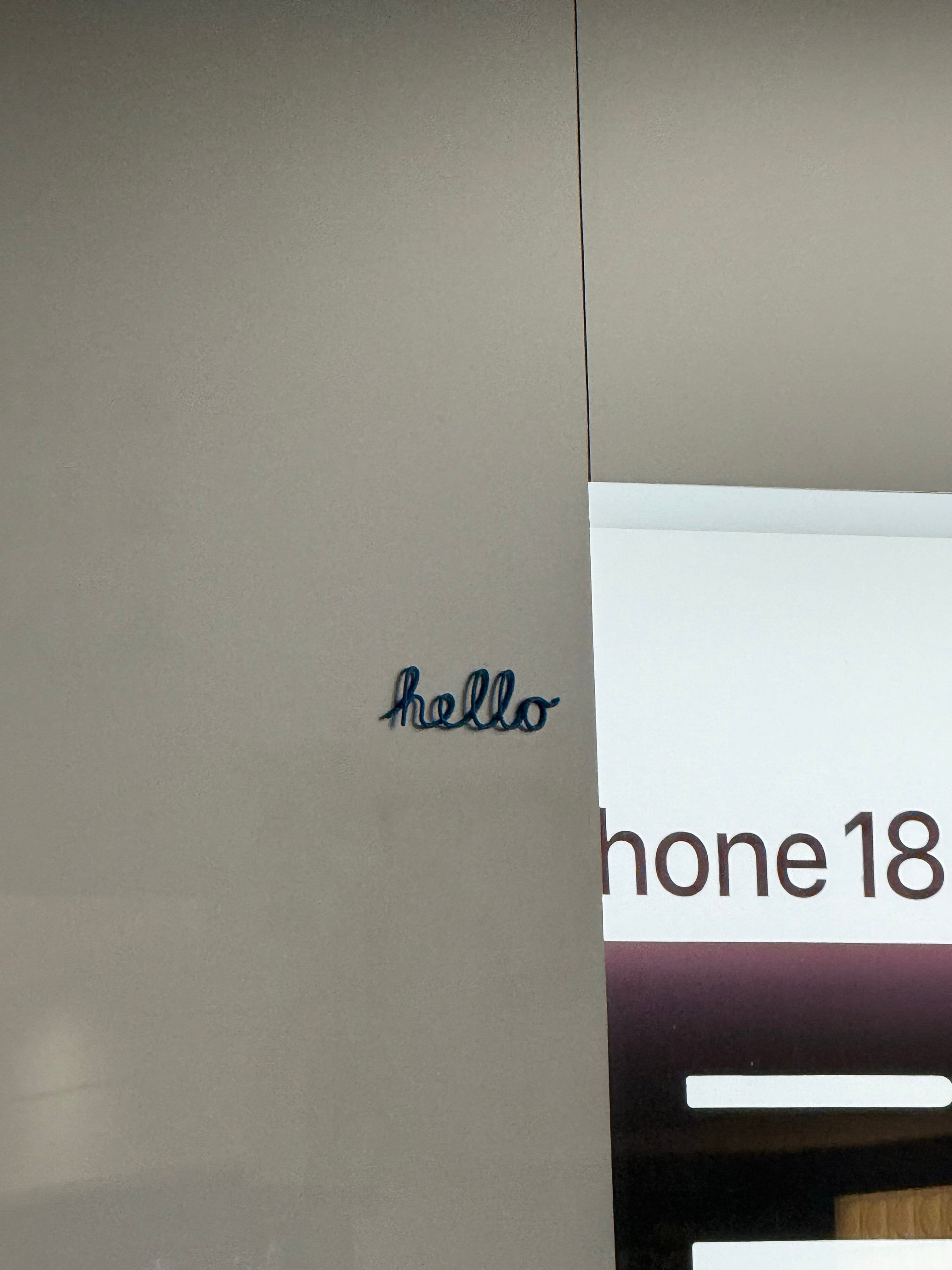 【Apple Store 零售店隐藏着一个“hello”彩蛋】从今日起，世界各地