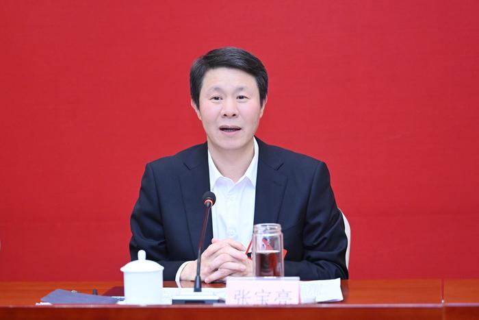 启程赴全国两会前，全国人大代表、临沂市委书记张宝亮有点忙。2月24日，马年春节后