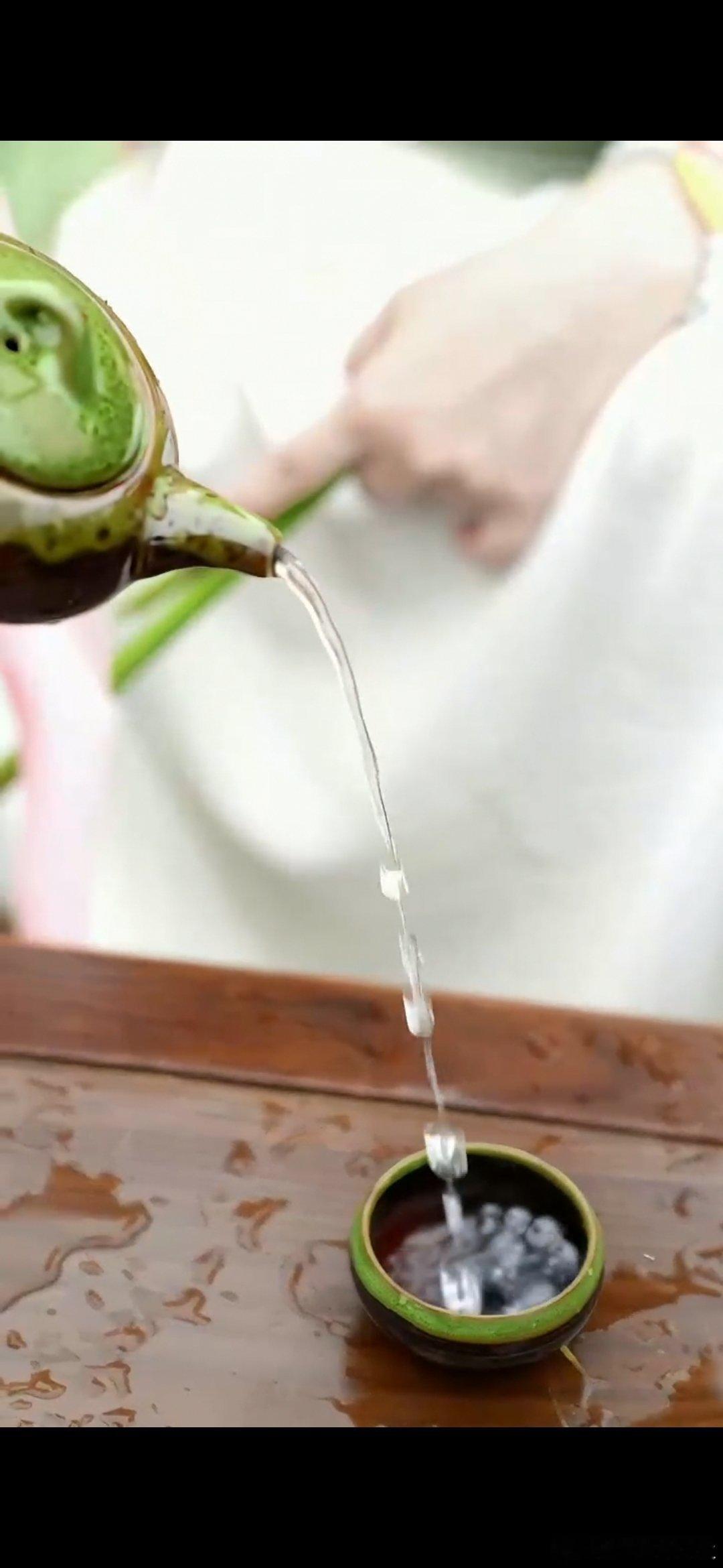 #情感#                      《无题》浅酌深杯不自禁，高谈