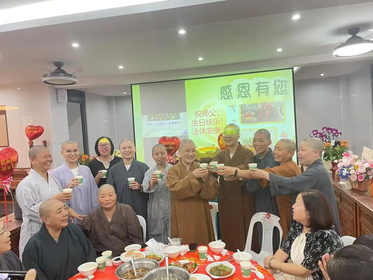 尼姑法师在鼓浪屿庆生[蛋糕]