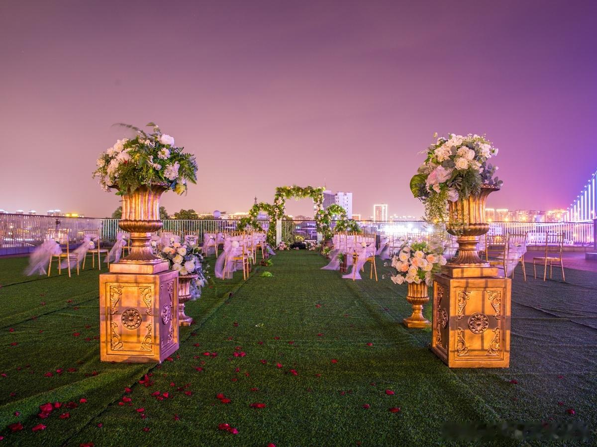 股权投资退出途径：IPO退出、并购退出和管理层回购。无法上市、管理层无力回购时，