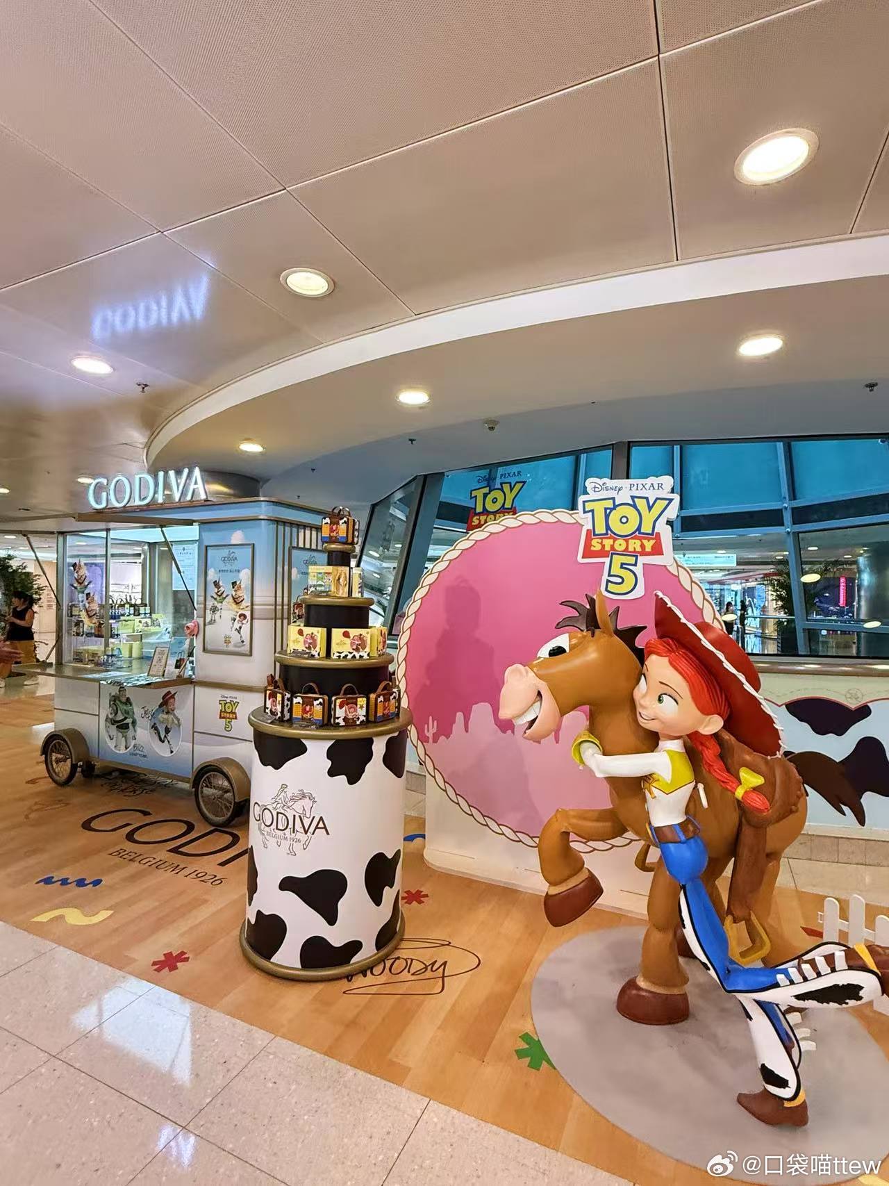 夏天的记忆满满都是北京国贸 在国贸逛展逛到腿脚发酸，转头打卡歌帝梵联名冰淇淋，一