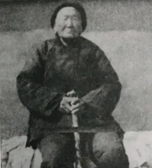 1941年，一位老妇人请汉奸侄子吃饭，突然压低声音问道：“侄儿，能不能给我弄30