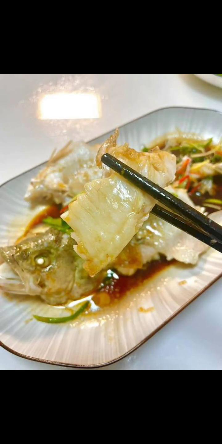 特点：鱼肉鲜嫩爽滑，味道鲜美无比，最大程度保留了鱼的原汁原味。
→新鲜鲈鱼：1条