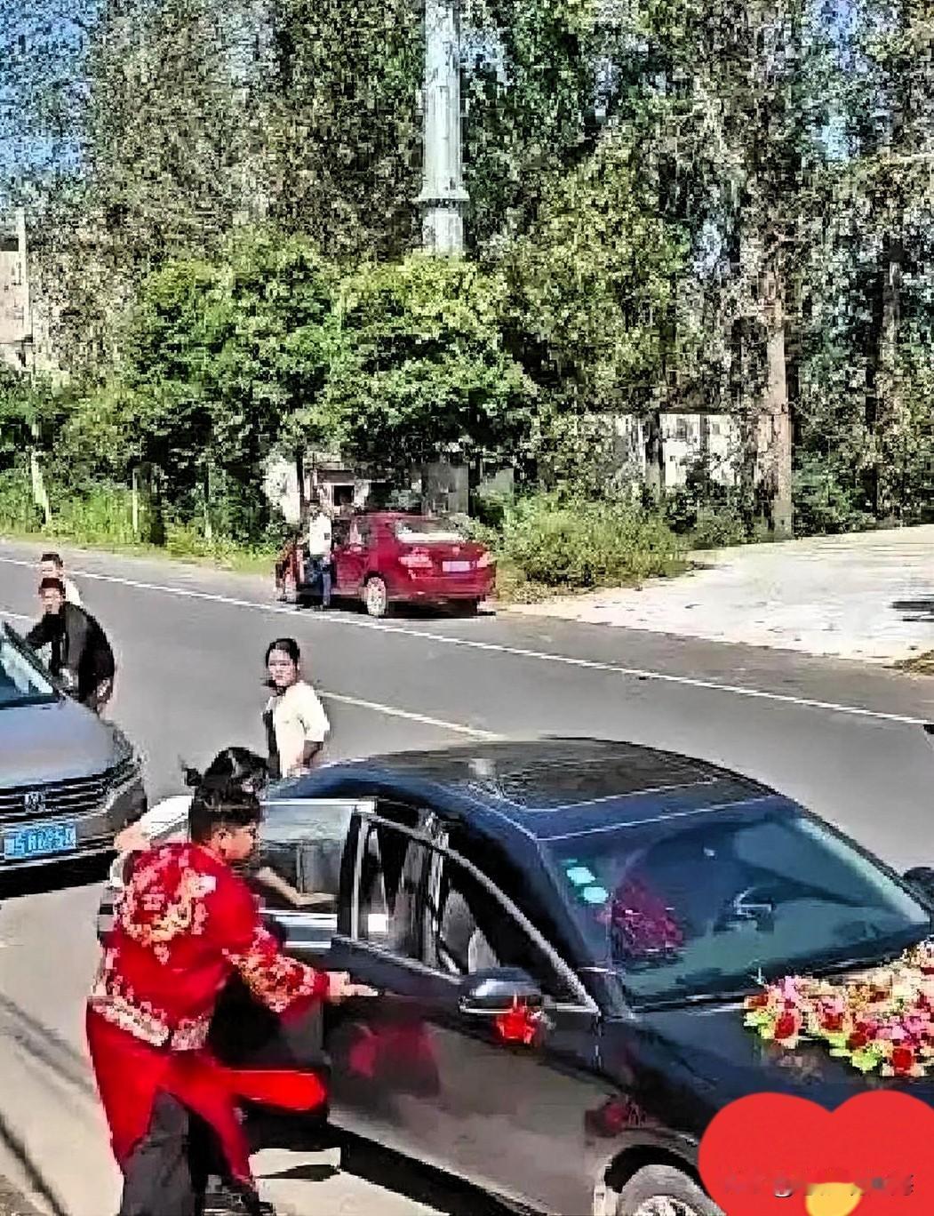 河南新郎李浩，今天本来是他大婚的日子，没想到女方母亲临时提出要一万八千元现金"上