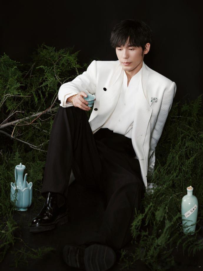 白宇中国网络视听盛典造型出图 哇，白宇中国网络视听盛典造型好绝！特别是那眼神，像