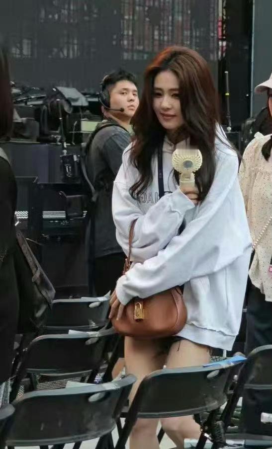 路人视角下的白鹿确实没看出来是个女明星 ​​​