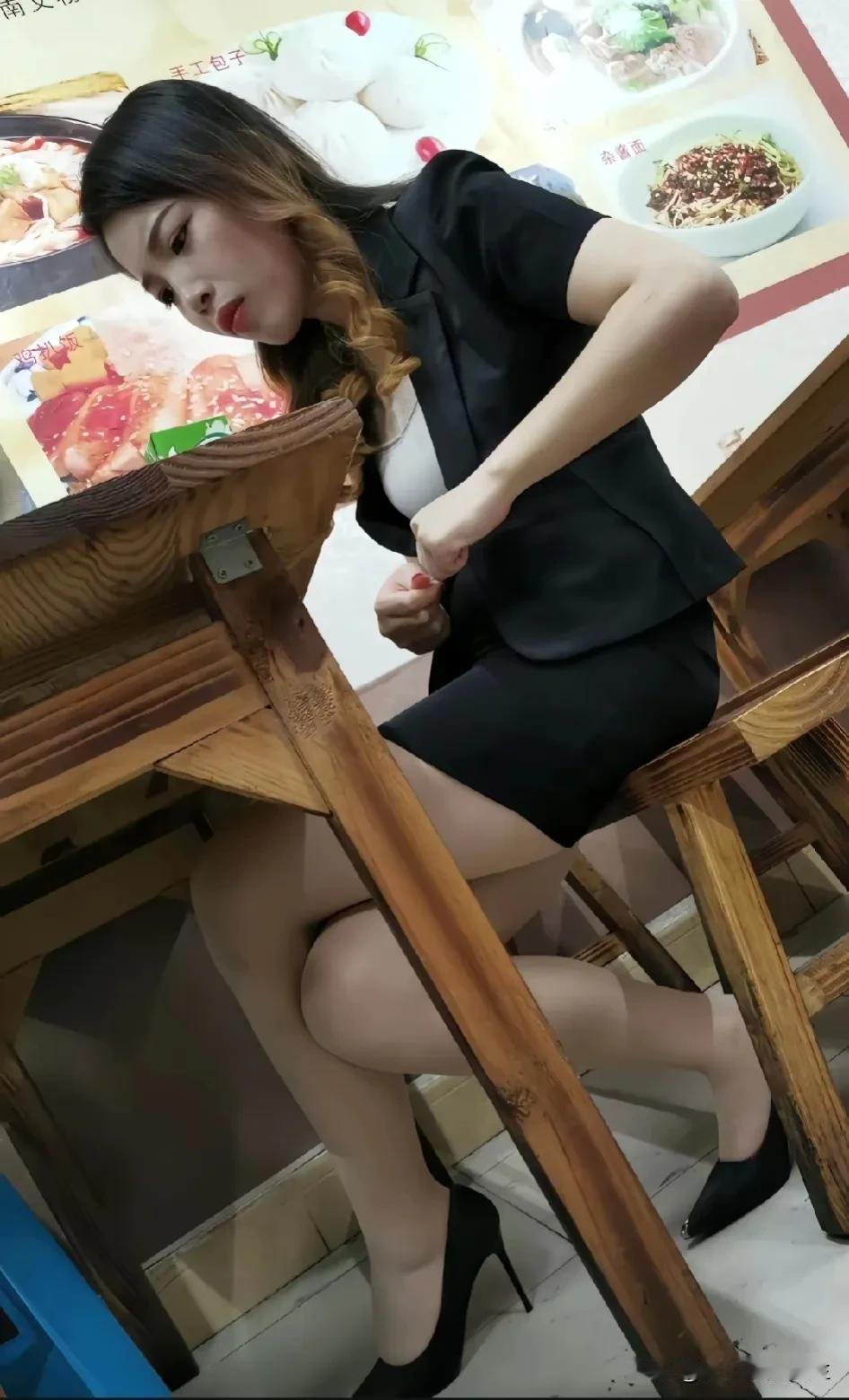 奇怪的二郎腿[笑哭]