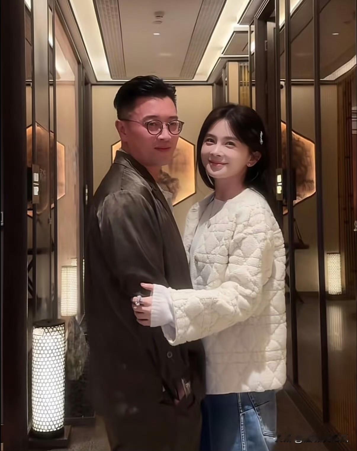 今天最尴尬的就是赵韩樱子吧
因为蒋毅老婆公开晒结婚照，想全网表明身份了。
赵韩樱