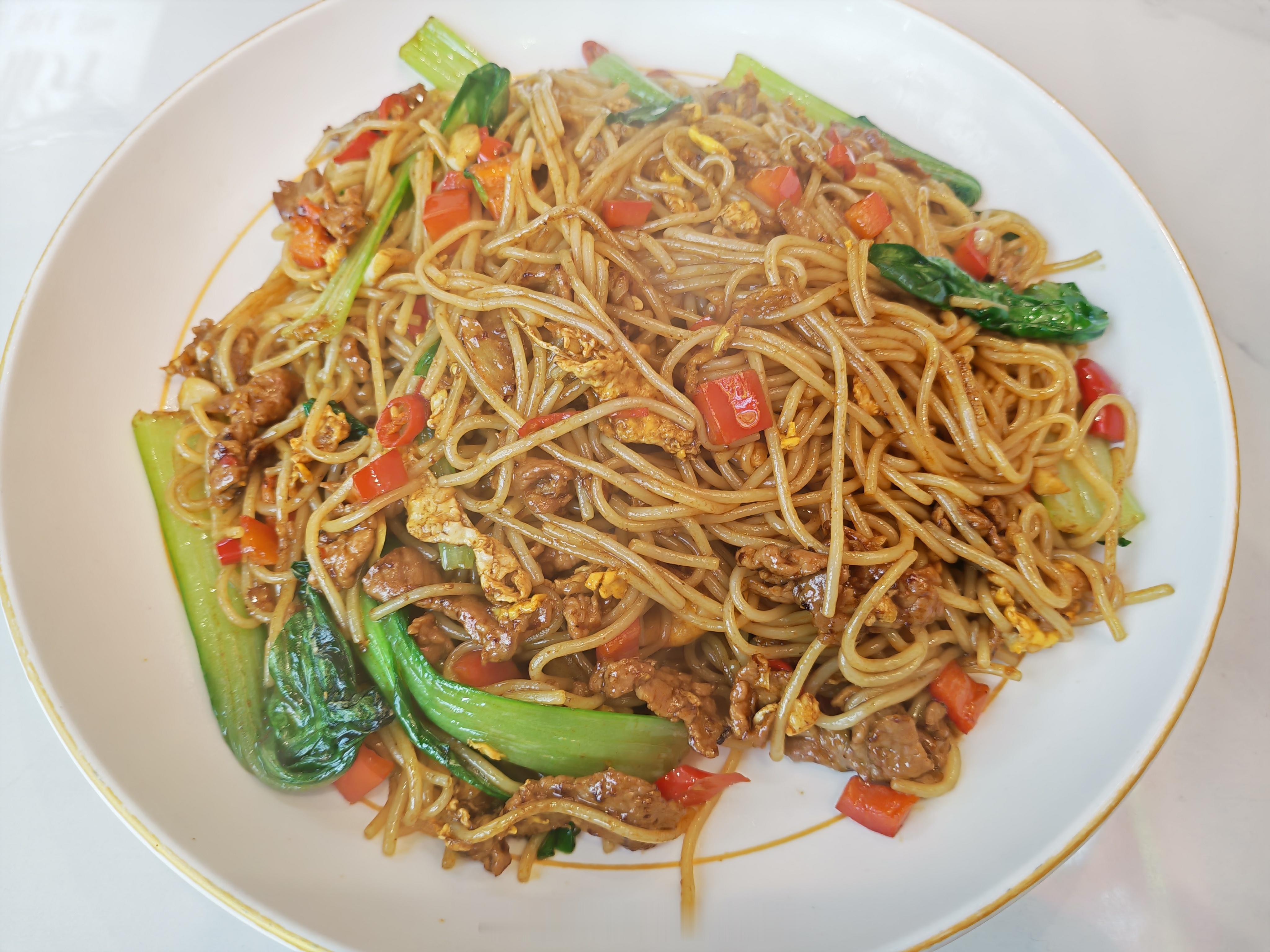 晚上吃的25牛肉炒粉正常价应该是15这个店卖25，确实还挺好吃贵是真贵 