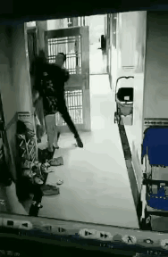 千错万错都不应该下手这么重，都一动不动了还踹上几脚。
男的挥拳几下就把女的打倒在