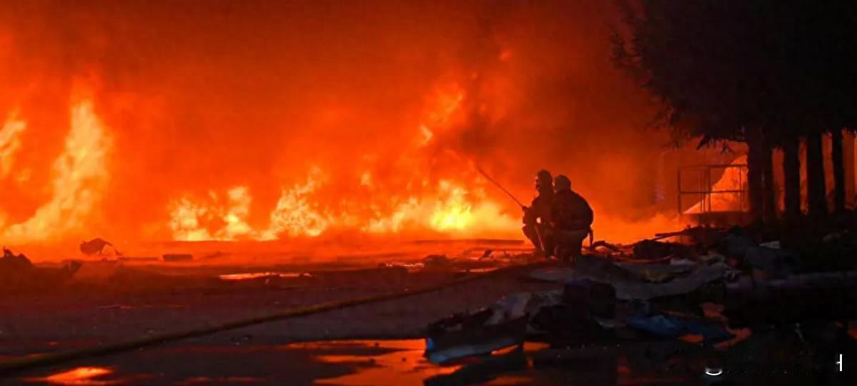 莫斯科无人机阴影：袭击，瘫痪，与未竟的和谈
12月27号，莫斯科遭袭了，无人机，