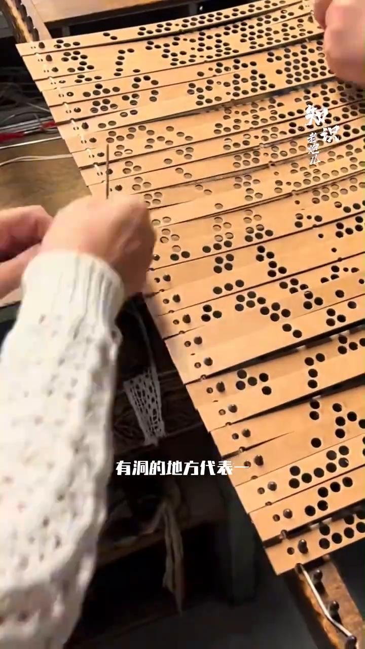 眼前这台像蜘蛛精吐丝一样的木头机器，它就是你手里那台智能手机的老祖宗。如果你以为
