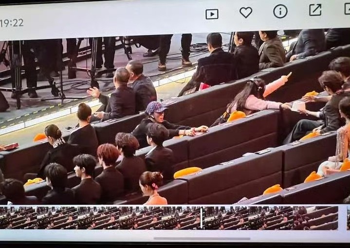 微博之夜工作人员在重新贴座位牌 微博之夜内场