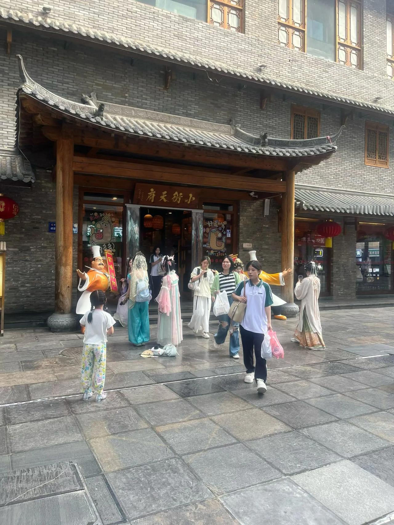 晒图笔记大赛闲逛小街天府，古色街巷偶遇穿汉服的游人，卷饼夹馍甜汤轮番品尝，古雅景