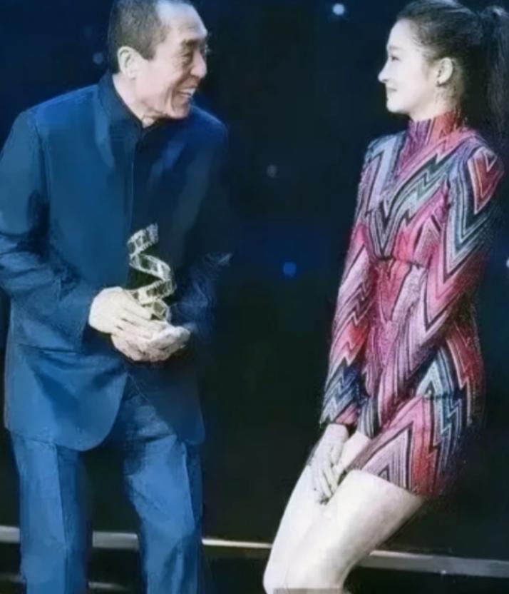 都说童星是道坎，她却把坎踩成了台阶。
昨晚颁奖礼，关晓彤见到张艺谋，后退半步，微