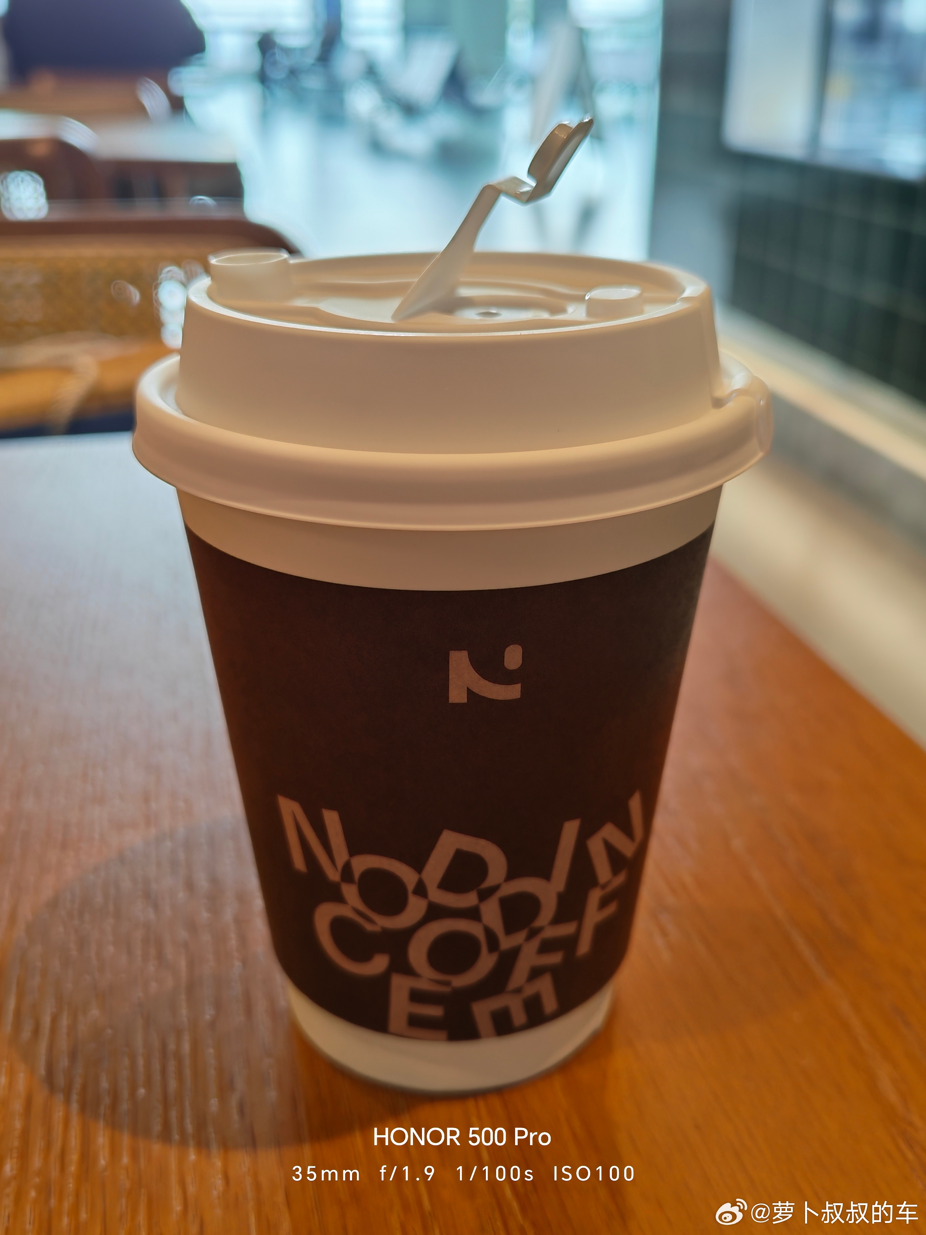 机场候机喝咖啡，旁听到一家零部件供应商的远程指挥，听似是给零跑、小鹏供货，有一个