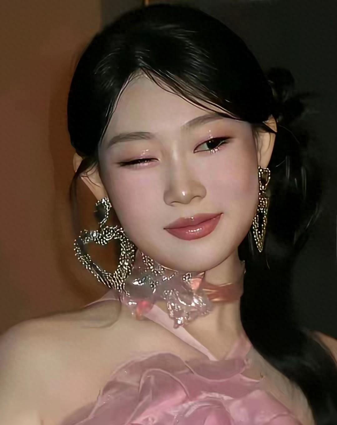 终于明白了，
小沈阳为什么宁愿冒着被骂“强捧”的风险，也要砸钱把女儿沈佳润送到聚