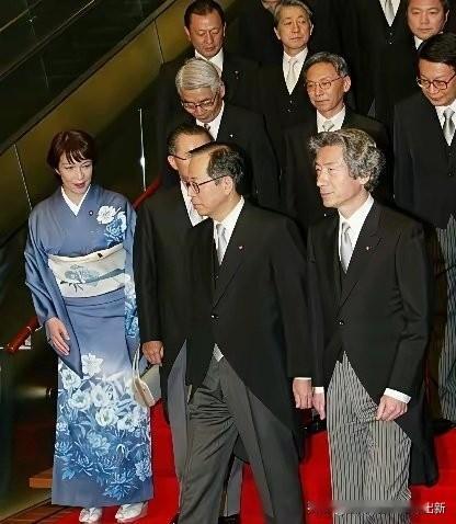 日本极右翼势力一步一步，像切西瓜一样，突破日本《和平宪法》：
1. 1954年，