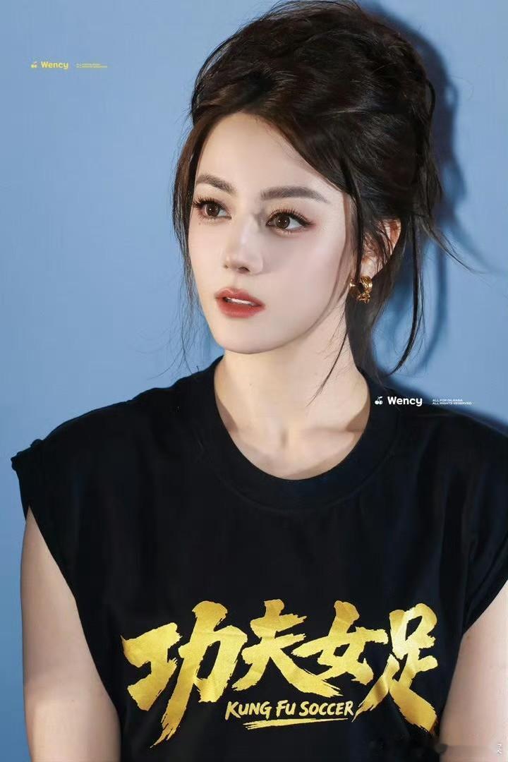 有句话不得不说
迪丽热巴团队在这么宣传下去，很有可能要适得其反。
她这次在女足的