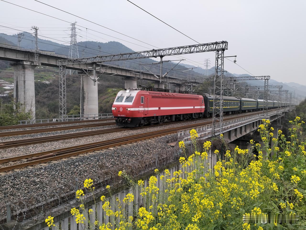 因为现在动车组列车越来越多了，尤其是大量高速铁路建成开通，高速动车组班次越来越多