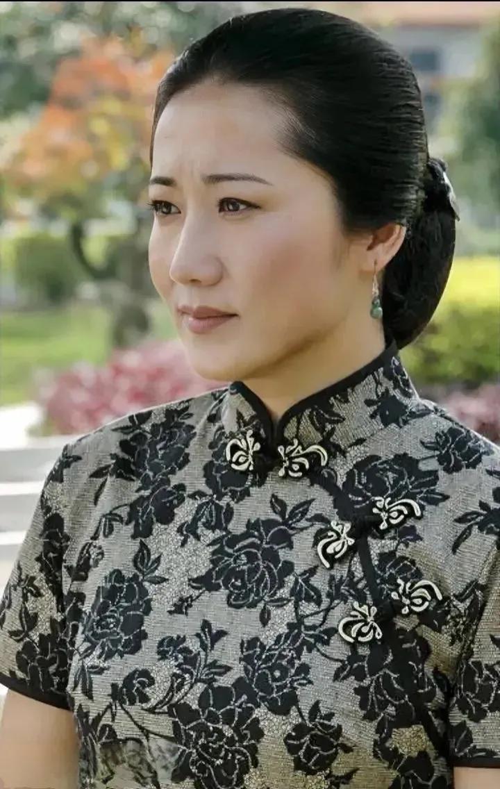 她，小眼睛，高鼻梁，长相很有辨识度，她剧红人不红，看过她参演的许多电视剧，如《伪