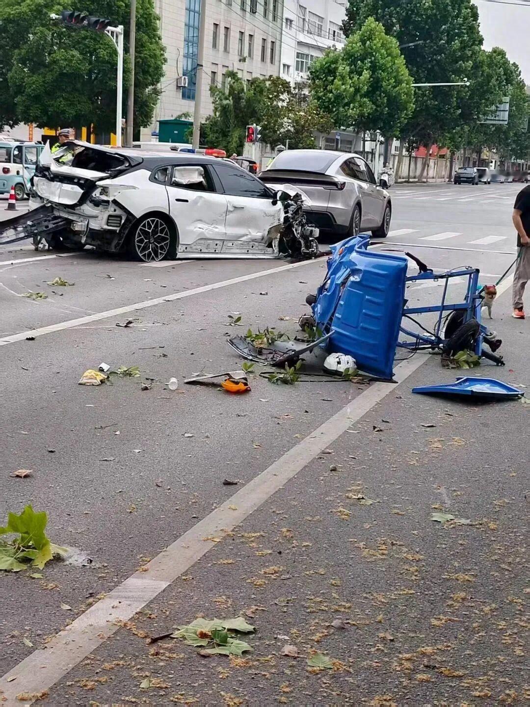 6 月 15 号早上六点多，江苏连云港灌南县发生了一起让人看了心里特别难受的车祸