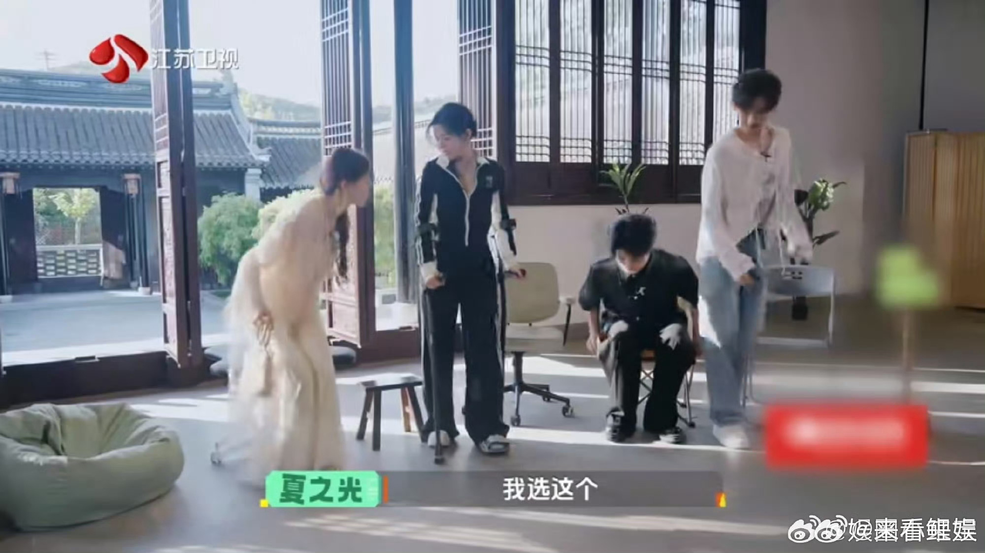 陈妍希葛优躺  陈妍希瘫在懒人沙发里的样子太真实，完全就是我下班回家的同款放松姿