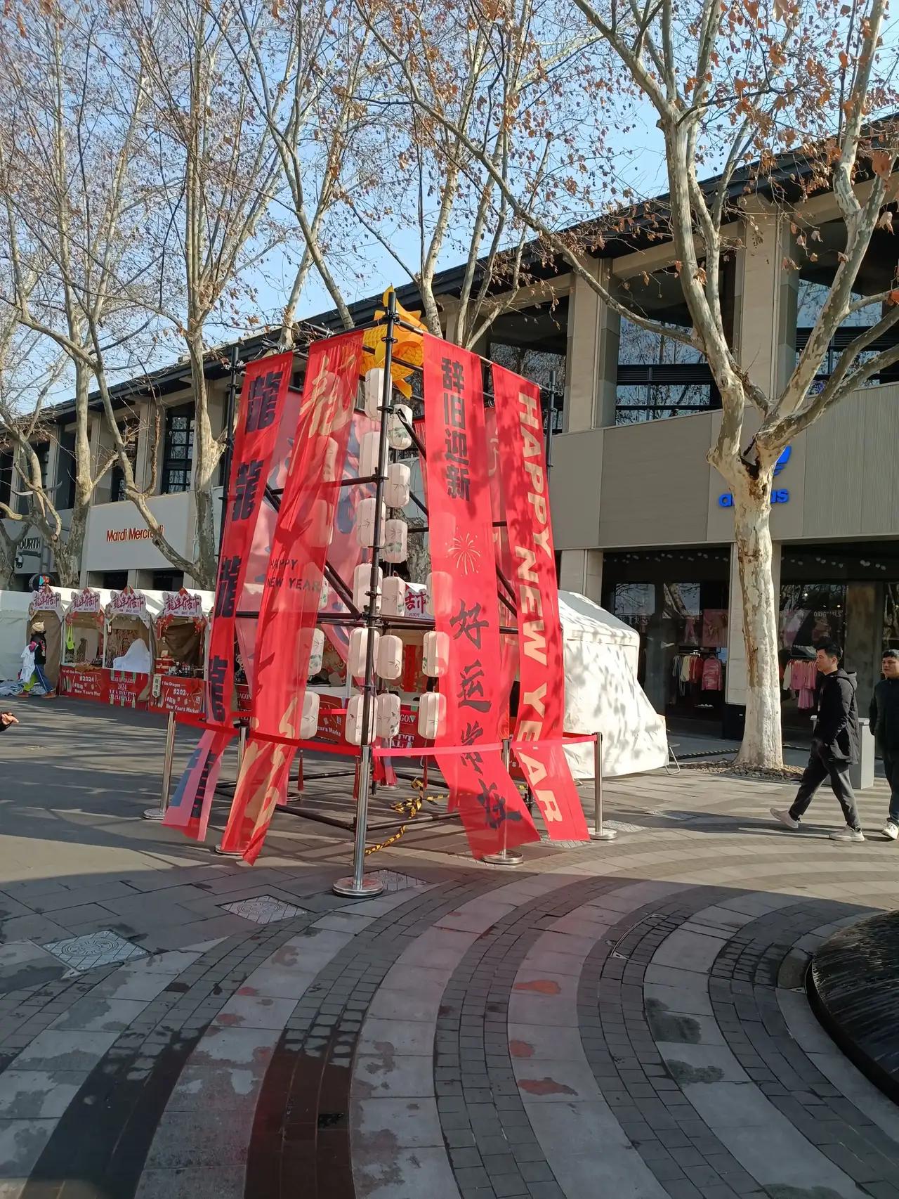 春节期间如果同事结婚或者同事的孩子结婚，关系近的给1000元，一般关系就看大家了