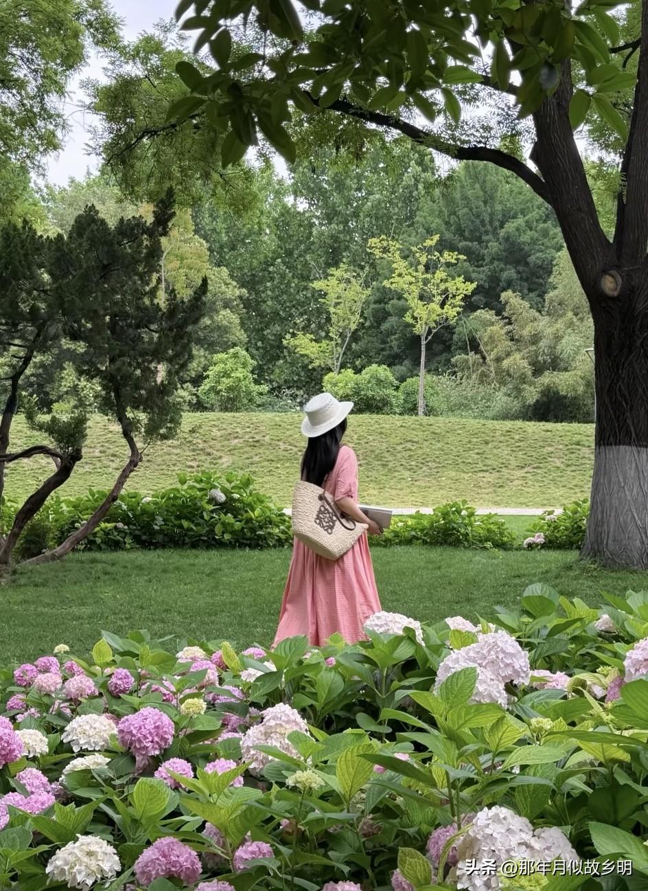 近日，河南一位26岁的私企员工很是迷茫纠结。

他女友之前有过1年同居史，还要彩