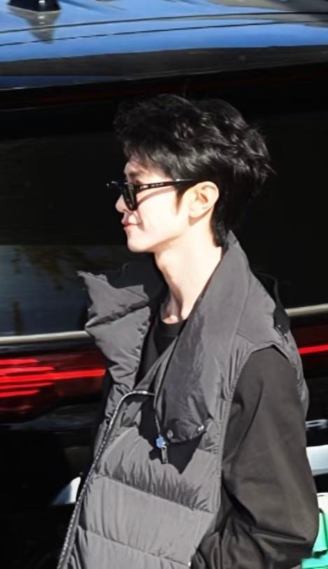 陈哲远来现在就出发走秀了现在就出发 陈哲远走秀的那一刻简直帅炸了，气场全开，整个