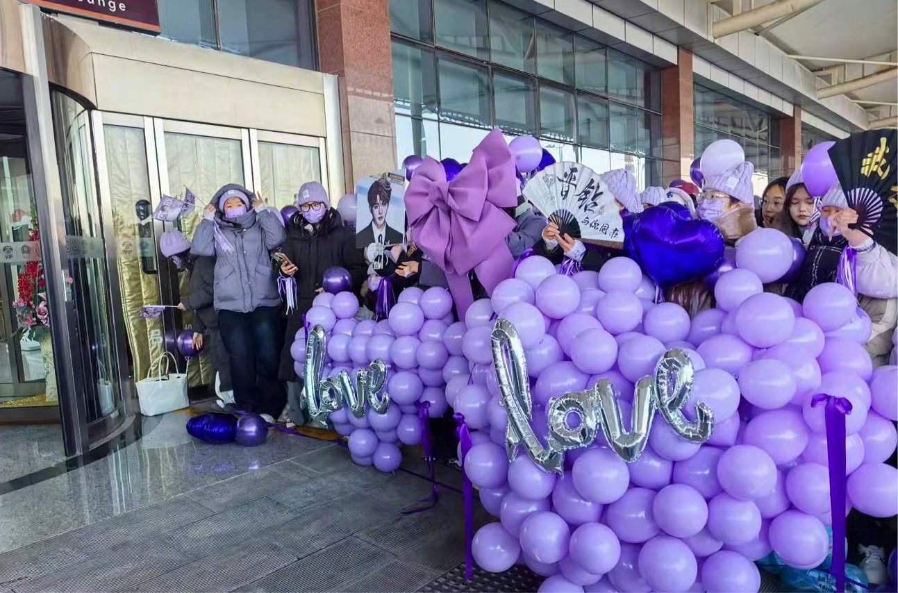 邓为央视跨年晚会录制，双手挥手和粉丝告别，双向奔赴的爱具象化，期待舞台