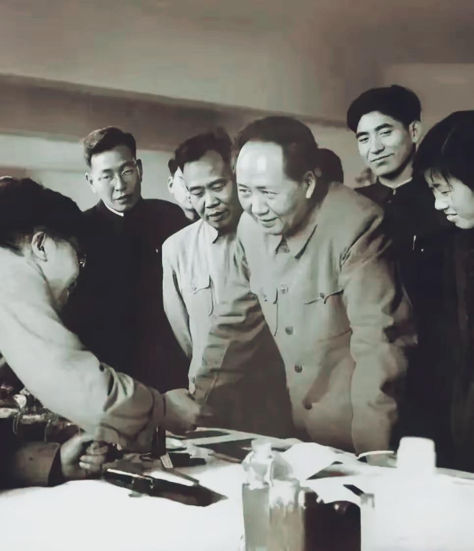 那个时候，毛主席每次到基层搞调查研究，都会要同一线人员面对面，了解第一手资料，掌