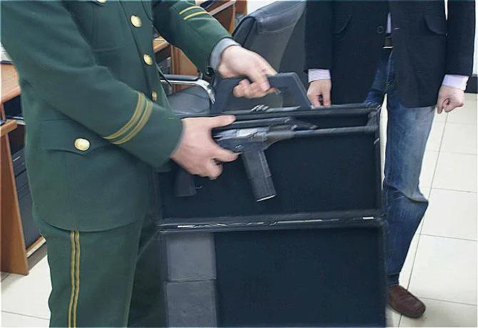 国产箱式79冲锋枪，保护重要人物的特殊装备，一般在国外政要访华时可以看到。