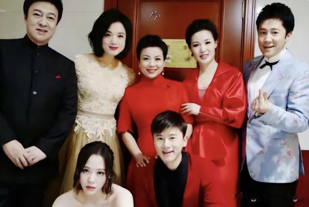 前排的张杰，张靓颖属于中生代歌手，唱功扎实，唱流行歌曲，受众大多是年轻观众，舞台